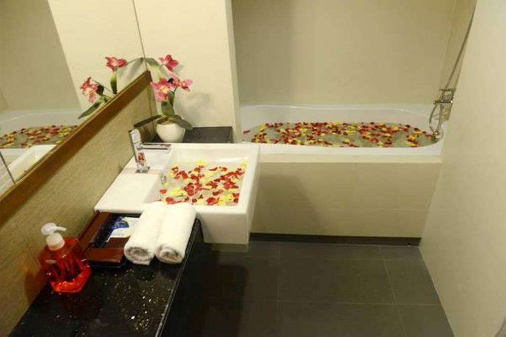 Green Paradise Hotel Yangon Ngoại thất bức ảnh